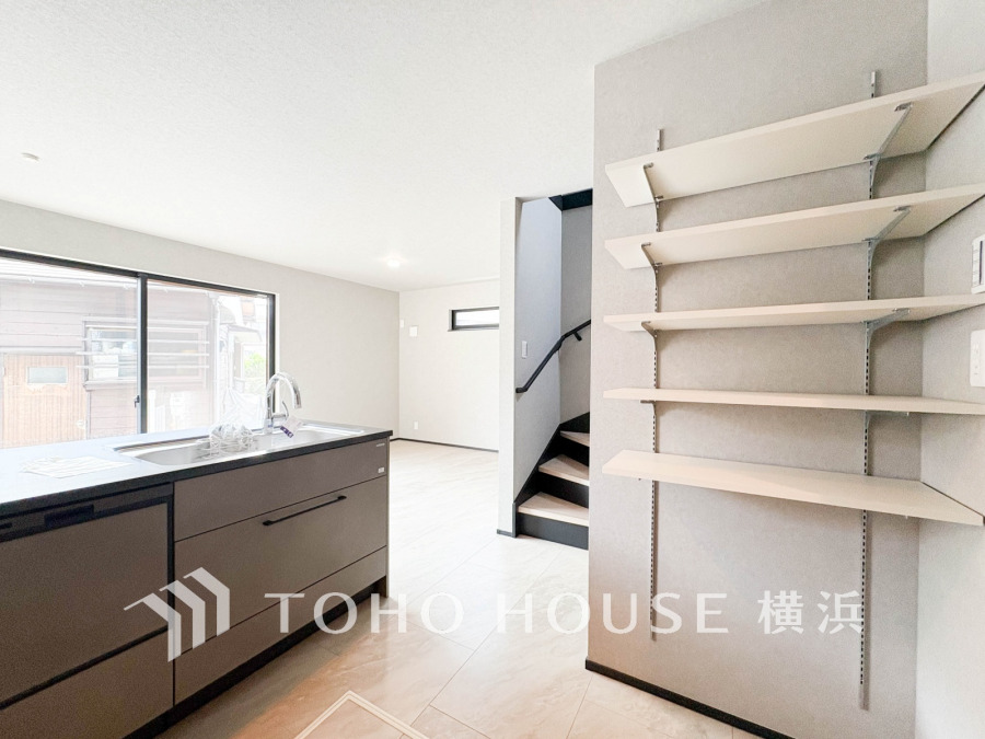 誰もが使いやすいデザインにこだわったキッチン。プライベートスペースを彩るインテリアとしての美と、快適な日常を支える機能性と強さがひとつになったキッチンです。