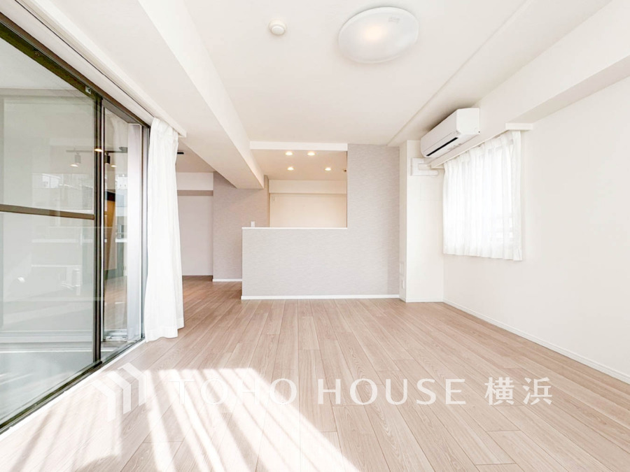 明るい自然光が差し込む、開放感あふれるリビング。シンプルで清潔感のある空間は多彩なインテリアに対応します。