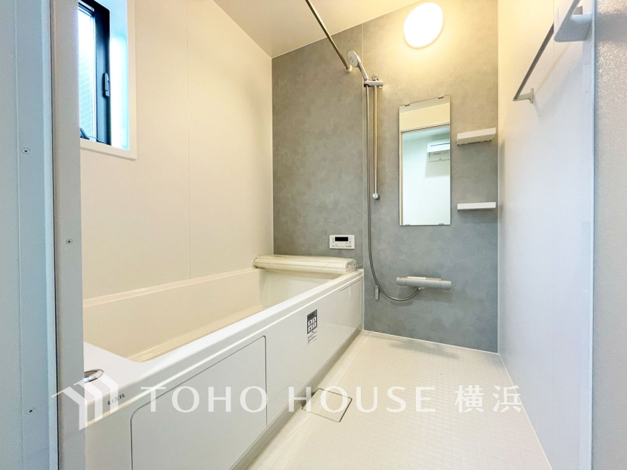 上質が感じられる質感とカラーリングで、清潔な空間美を実現。一日の疲れが癒される優雅なバスタイムを堪能できるゆとりあるバスルームです。