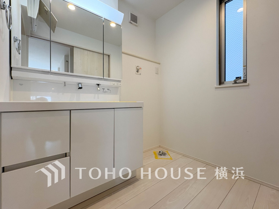 洗面台には三面鏡を採用。身だしなみを整えやすい事はもちろんですが、鏡の後ろに収納スペースを設ける事により、散らかりやすい洗面スペースをすっきりさせる事が出来るのも嬉しいですね。