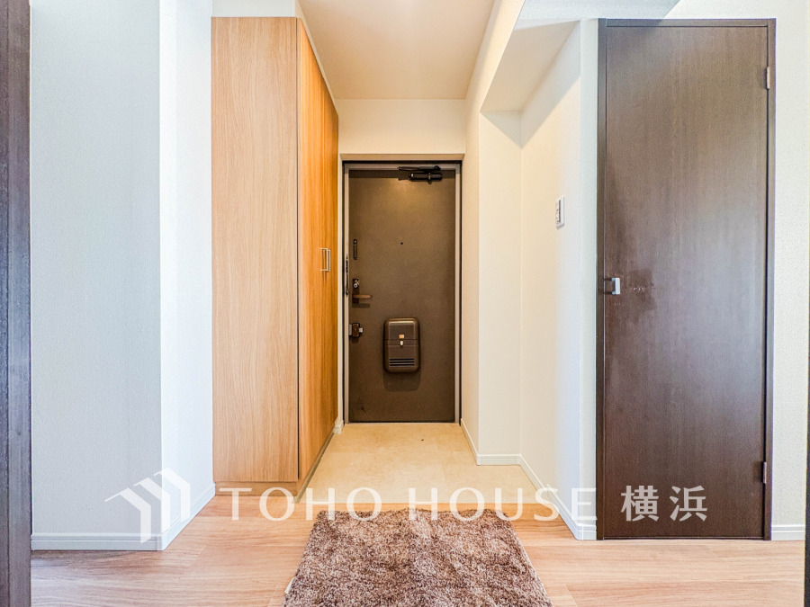 ご家族の帰り、訪れる方を優しく迎え、やすらぎに満ちた生活空間を予感させる。健やかな暮らしを楽しめそう。