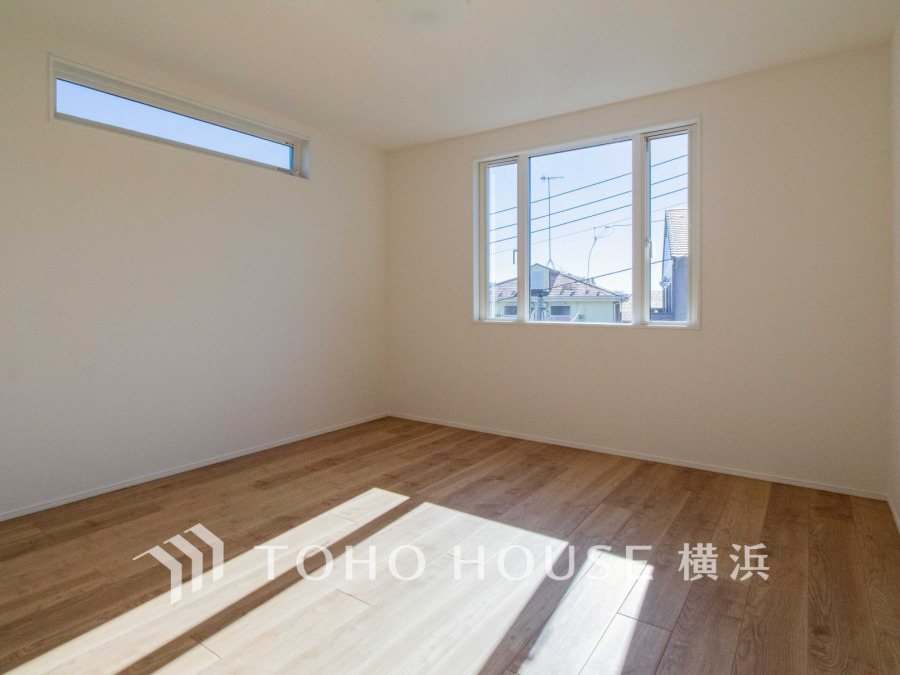 自然光がたっぷり差し込む明るい空間。シンプルで落ち着いたデザインが魅力の居室です。