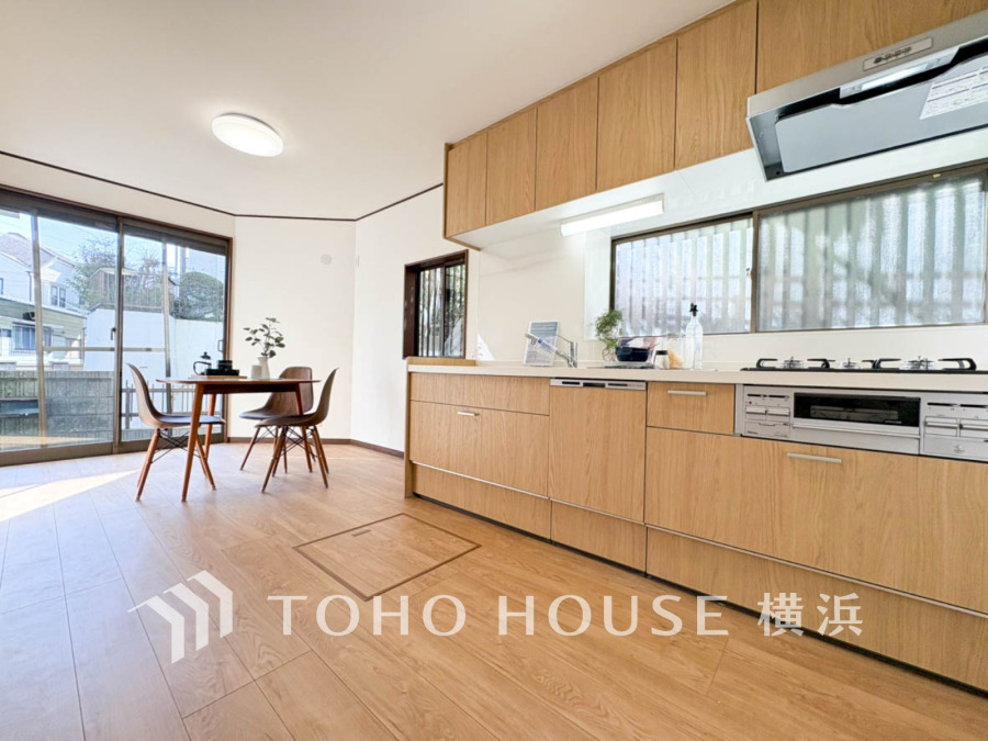 開放的なオープンキッチンはダイニングと一体感のある明るい空間。
