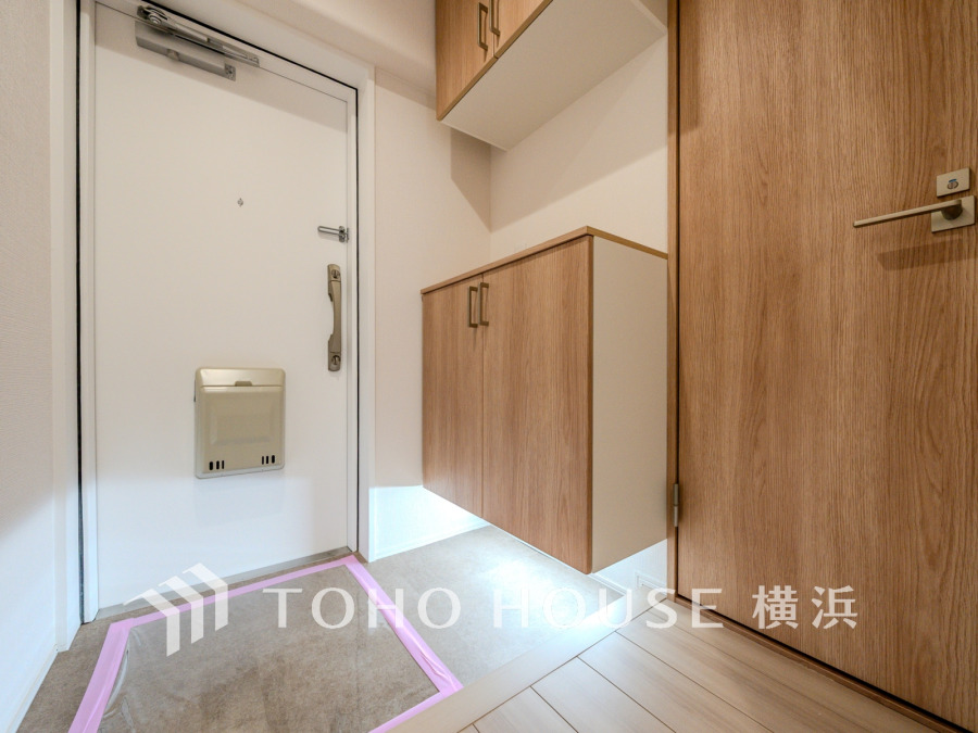 玄関は足元の間接照明が温かみを添え、収納も充実した使いやすい空間です。