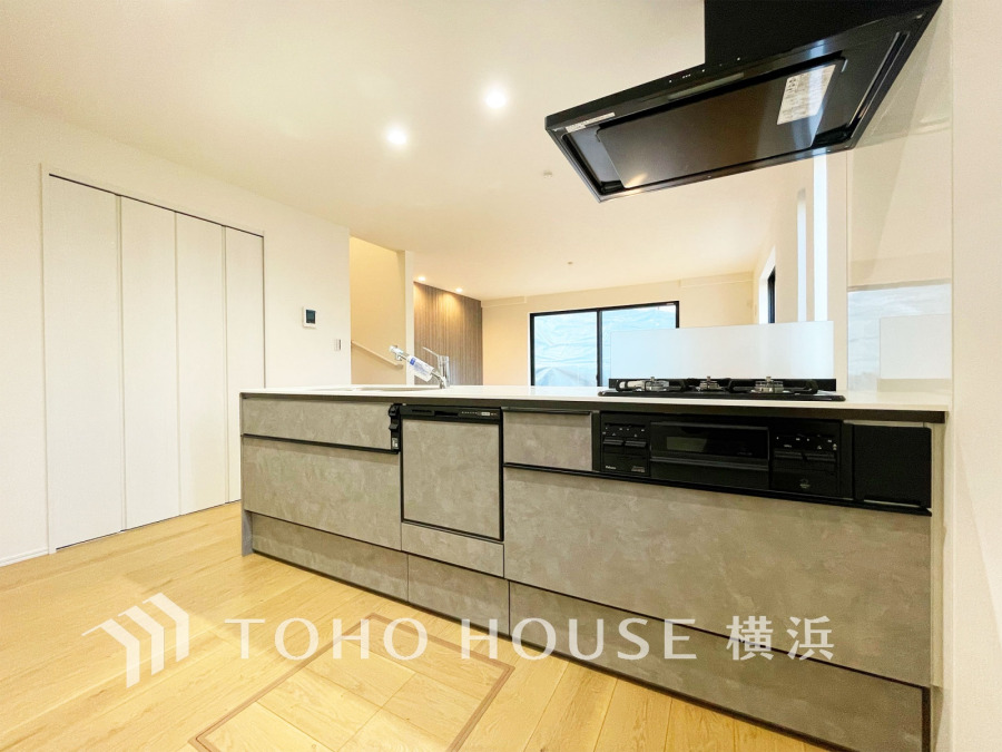 スタイリッシュな対面キッチンを採用。リビングが見渡せるので、お子様を安心して遊ばせながら家事ができ、リビング学習をするお子様にも声がかけやすい自然な距離感。 