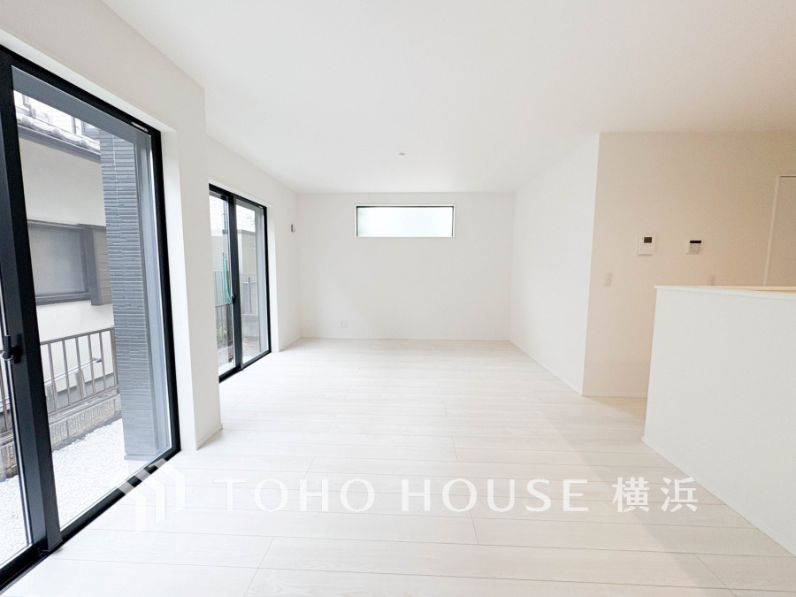 柔らかな色合いのフローリングと清潔感の溢れるクロスが明るい空間を創り出しているリビングダイニング。憩いの場に相応しく、ここで楽しむ家族の時間が絆をより深めてくれそうです。