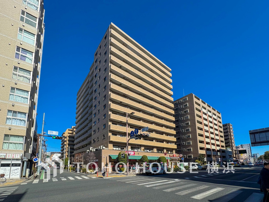 ブルーライン「吉野町」駅徒歩3分の利便豊かなロケーション。時間のゆとりと空間、爽やかな陽光がもたらす光と風を贅沢なまでに感じる暮らしが始まります。