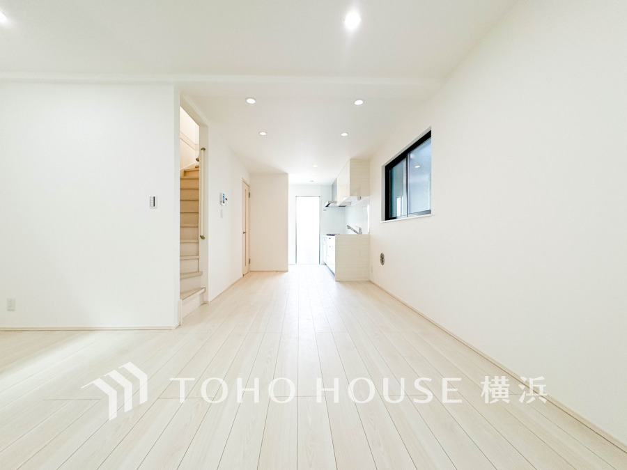 広々としたリビングダイニングは、シックでモダンな内装。落ち着いた雰囲気に包まれて、伸びやかな空間の中で、ゆったりと家族団らんのひとときを過ごせます。