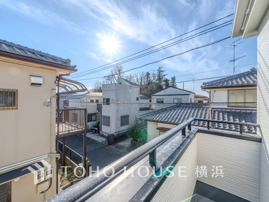 たっぷりの陽光が差し込むバルコニー。健やかな暮らしを守る太陽の恵みを存分に享受できます。爽やかな風と暖かな陽射しが紡ぐハーモニーが日々の暮らしのBGMになることでしょう。