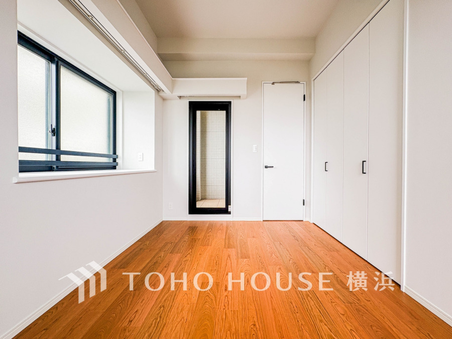 大きな窓からは快適な光を取り入れ、通気性能を上げる事で居心地の良い空間を演出します。多くの時間を過ごす住まいだからこそ、いつも快適な場所であるように心掛けています。