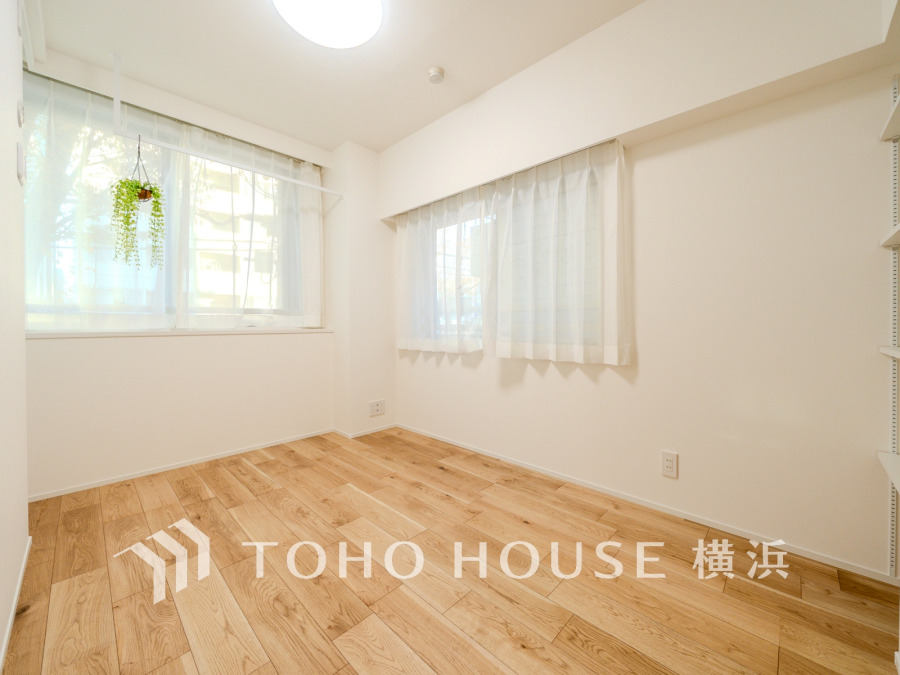 ２面採光の明るく爽やかな空間。プライベートな自分時間を快適に過ごせるお部屋です。
