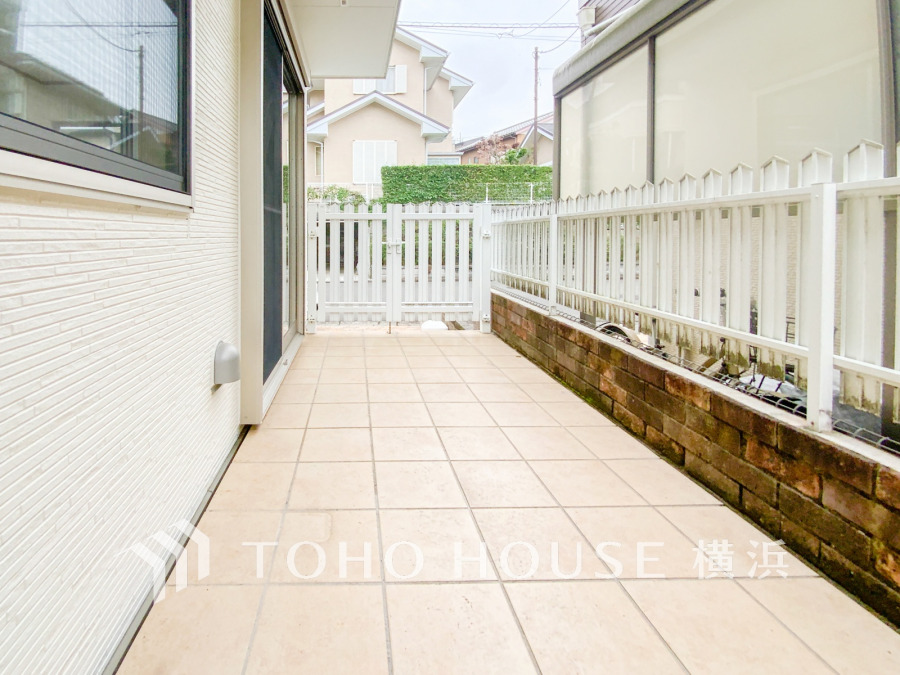 リビングと繋がるテラスはアウトドアリビングとしてのご利用も♪テラスでのティータイムやお食事などで親子の楽しみが倍増。日常の何気ないひと時もかけがえのない思い出の時間に。