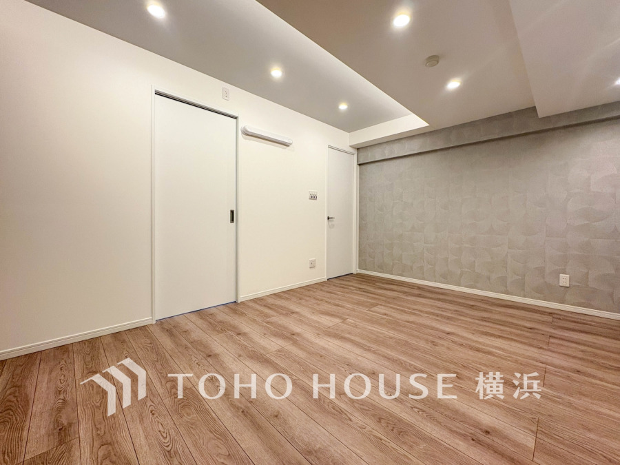 落ち着いた色合いのフローリングとアクセントクロスが調和する、シンプルで使いやすい空間です。