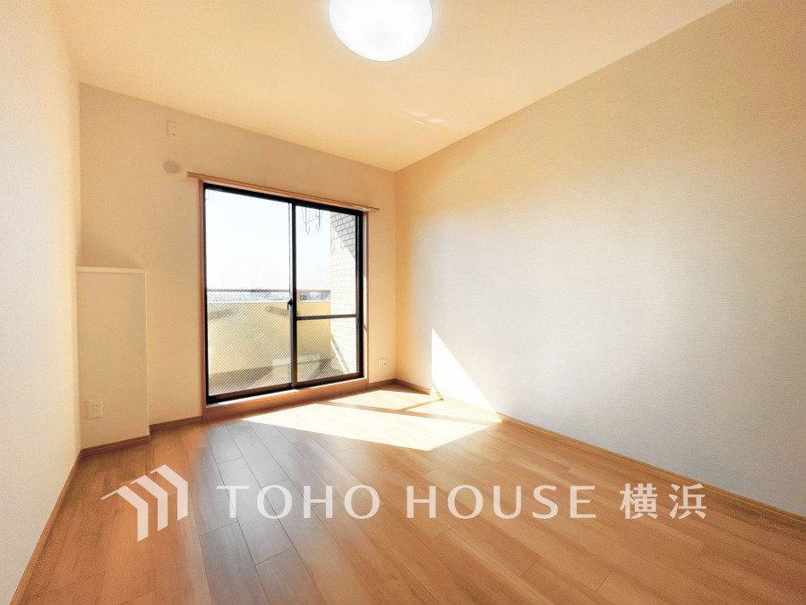 バルコニーに面した明るい洋室。穏やかな陽射しが、ゆったりとした寛ぎの時間を包みます。
