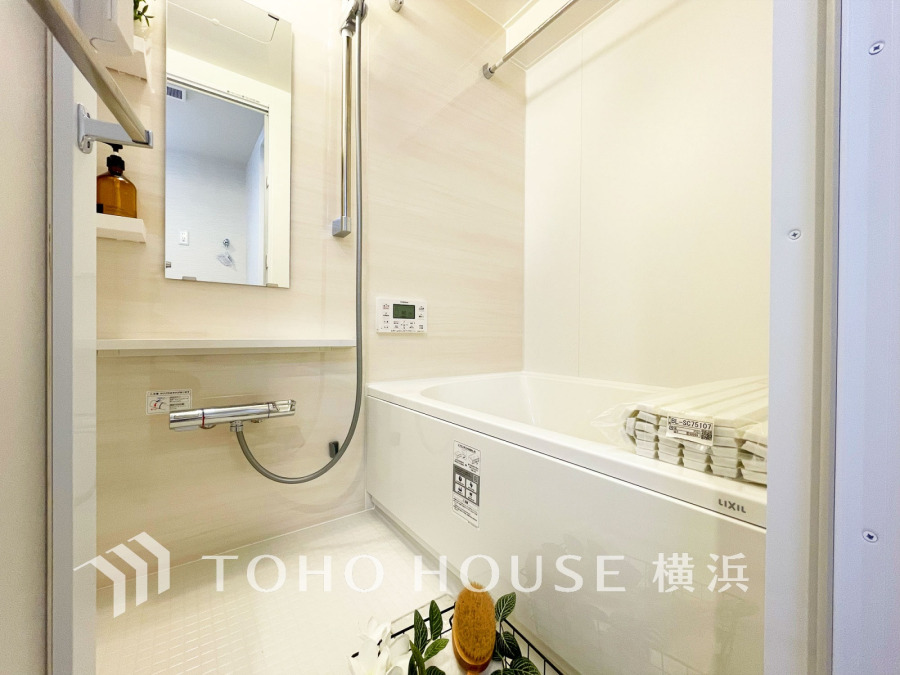 清潔感あふれるホワイト基調のバスルーム。ゆったり浸かれる浴槽と使いやすいシャワー設備が整っています。