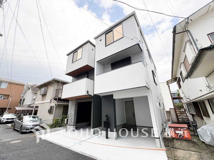 住む人を映し出す洗練された佇まいは、いつまでも輝き続けながらいつしか街の風景に溶け込んでいきます。