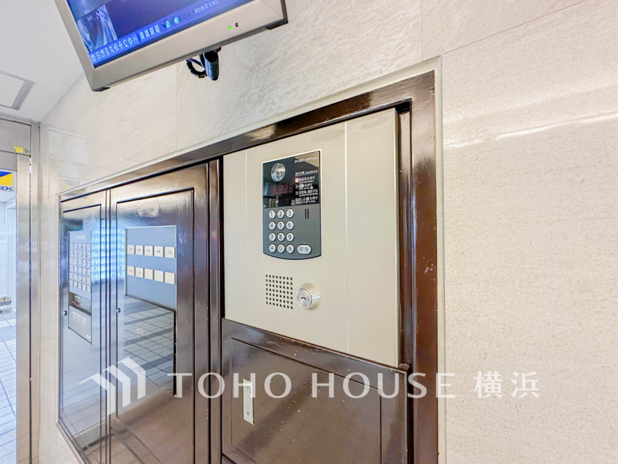 当マンションエントランスには、防犯対策の「オートロック」を採用。マンション住人以外の侵入を防ぐために設置しました。お子様がいらっしゃるご家庭にも安心の設備です。
