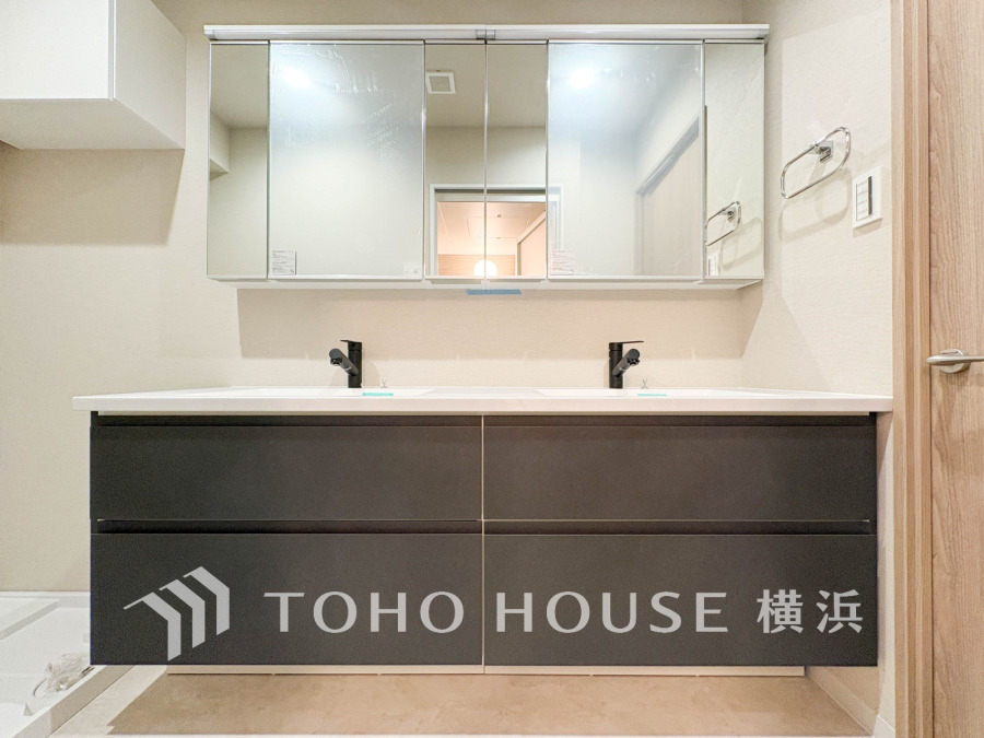十分な大きさの洗面台は、身だしなみチェックや歯磨きなど、朝の慌ただしい時間でも余裕とゆとりを感じて頂けます。