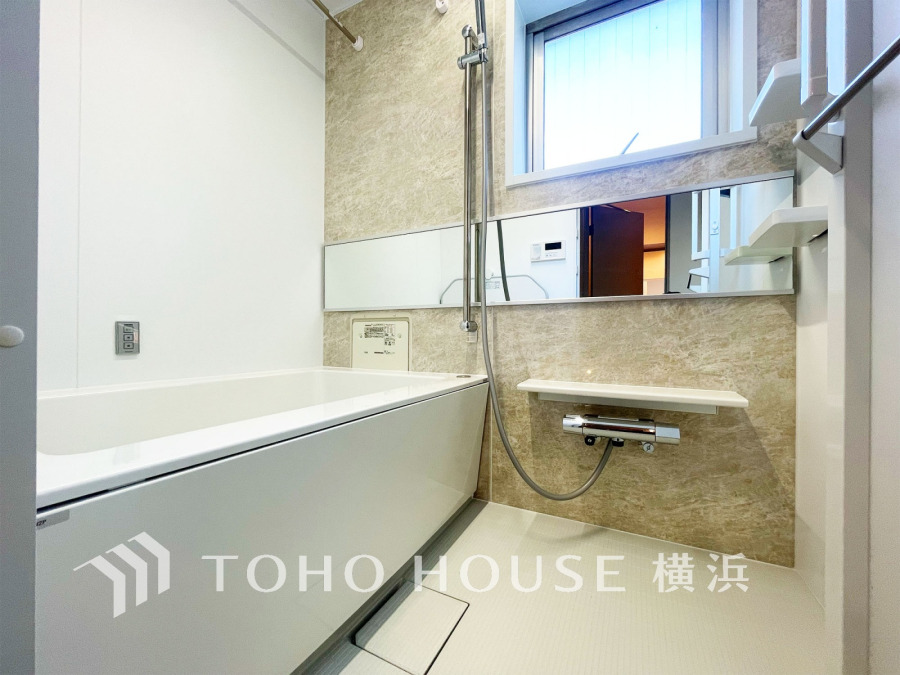 明るく清潔感あふれるバスルームは、快適なバスタイムを演出するゆったりとした空間です。