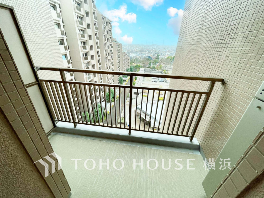 キッチンに面したサービスバルコニー。便利な勝手口付きキッチンから出入り可能です。