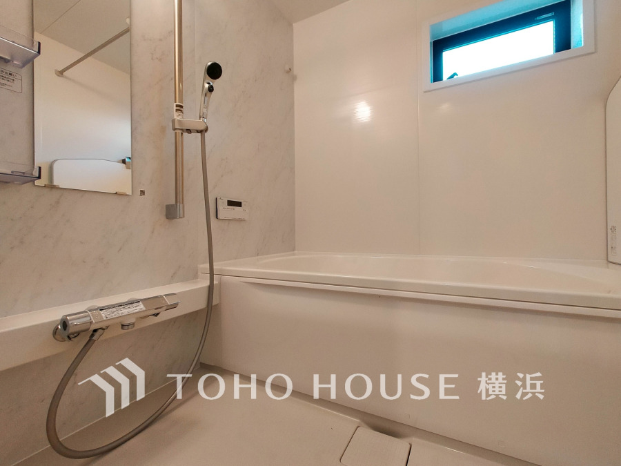 心地よいリラックスを叶える清潔感溢れる美しい空間。快適で機能的なバスルームです。
