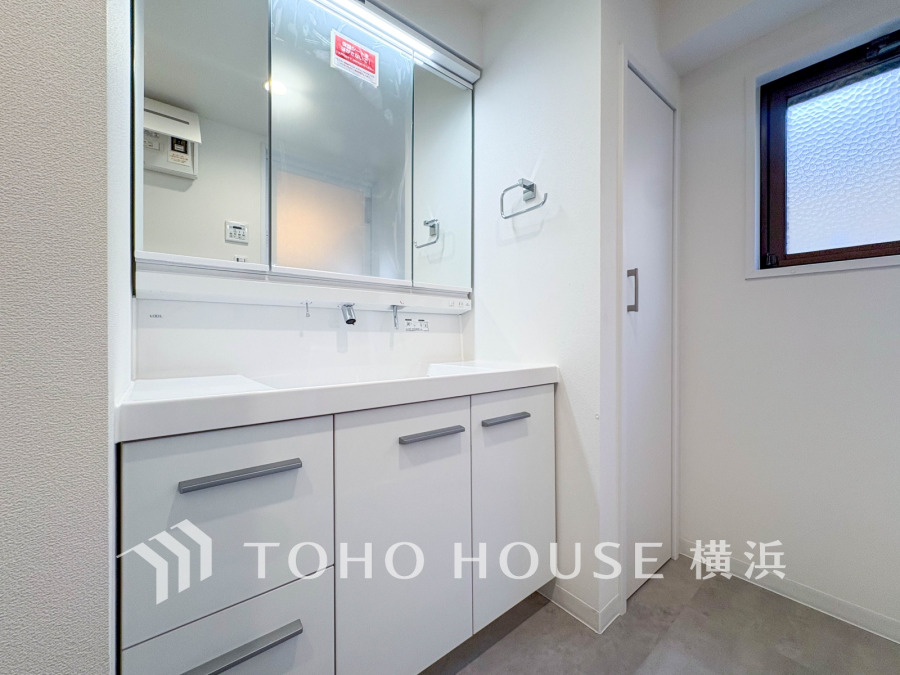 十分な大きさの洗面台は収納もさる事ながら、身だしなみチェックや歯磨きなど、朝の慌ただしい時間でもホテルライクなスペースで余裕とゆとりを感じて頂けます。