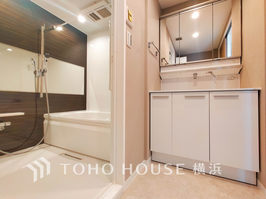 十分な大きさの洗面台は、身だしなみチェックや歯磨きなど、朝の慌ただしい時間でも余裕とゆとりを感じて頂けます。