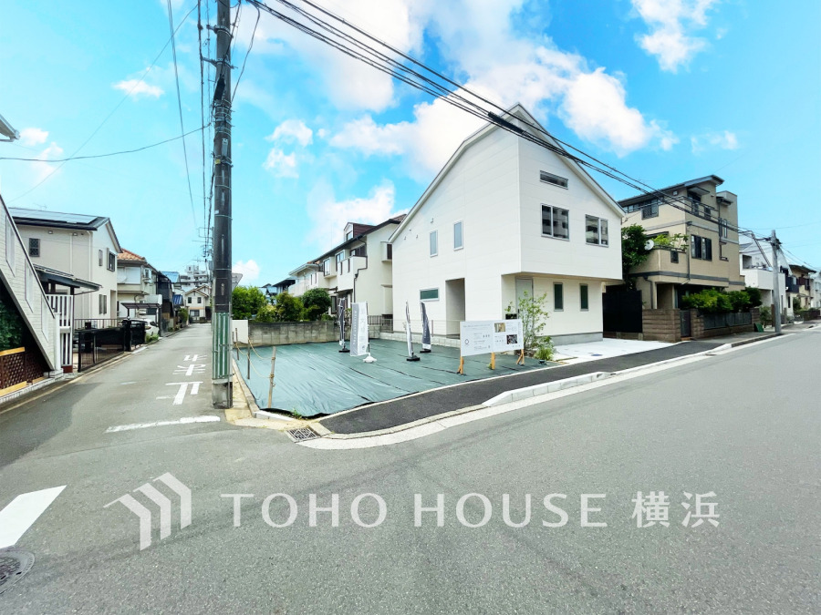 南面と東面が公道に面した開放感のある角地立地