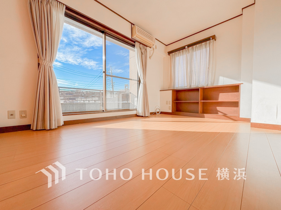 採光もアクセントの一つとして。プライベートルームにはやさしい光が射し込んでいて、この明るい好みの空間で読書をしたり、音楽を聞いたりと一人の時間も充実したものにできます。