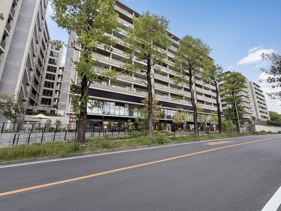 爽やかな青空の下に贅沢なほどに降り注ぐ陽光、豊かな居住性と、クオリティが見事に調和した住空間は、住まうことの喜びを感じさせてくれます。 