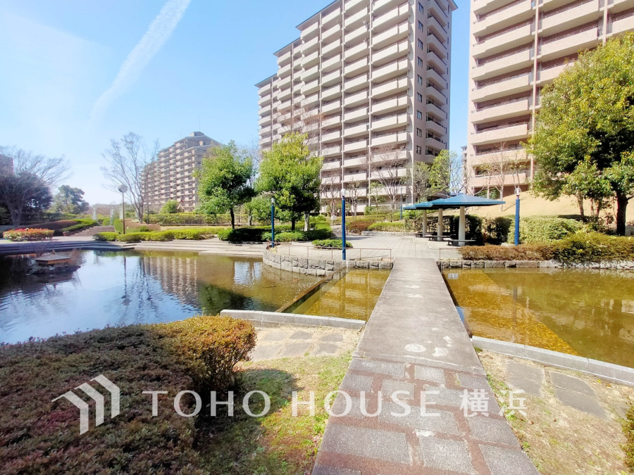 大型コミュニティは住まいのみならず、街並みを形成します。綺麗に整備された植栽と、優れたデザイン性を誇る中庭が、暮らしに上質な快適性を齎してくれます。