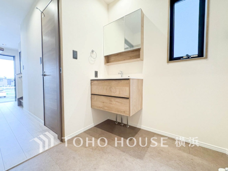 センス溢れるお洒落な洗面空間。収納もあり、清潔で心地よいリフレッシュ空間です。
