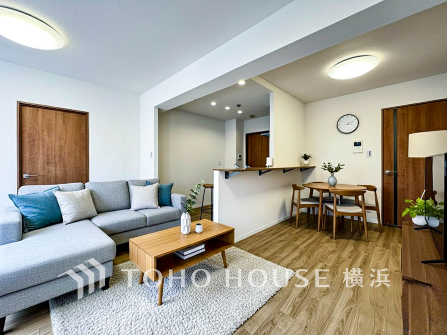 温かみのある木目と清潔感あふれる白壁が調和した、くつろぎのリビングダイニング空間です。