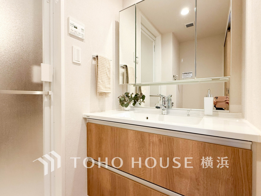 温かみを添える洗面台。広い鏡と清潔感あふれるデザインで毎日の身支度を快適に。