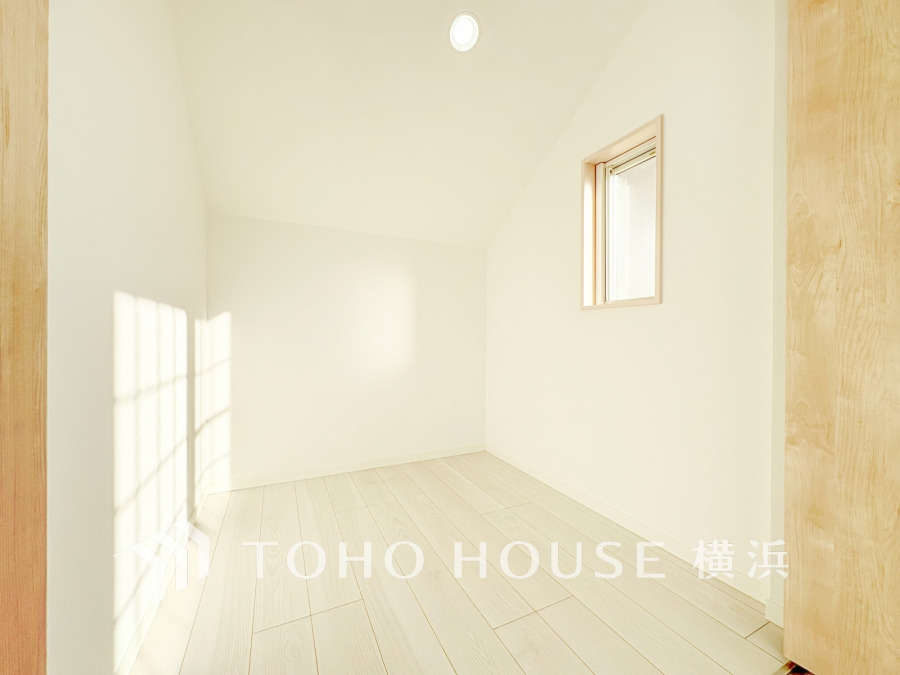 白を基調とした明るくシンプルな空間。小窓からの自然光がやさしく差し込み、心地よい居住空間を演出します。