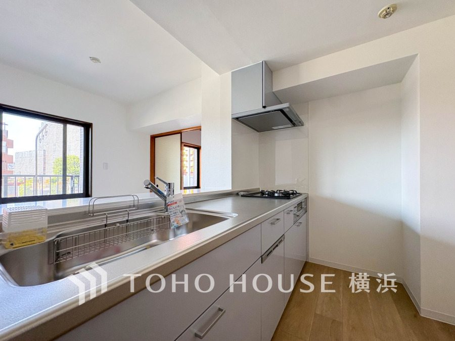 内装の主役でもあり、日常活躍する重要な水回りでもあるからこそ機能性・デザイン性に力を入れております。お手入れのしやすいシステムキッチンを採用しております。