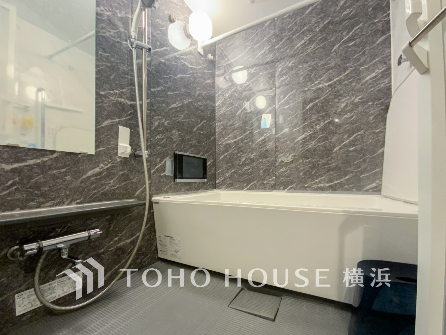 高級感ある大理石調の壁面と快適なバスタブで、ゆったりくつろげるバスルーム空間を実現しました。