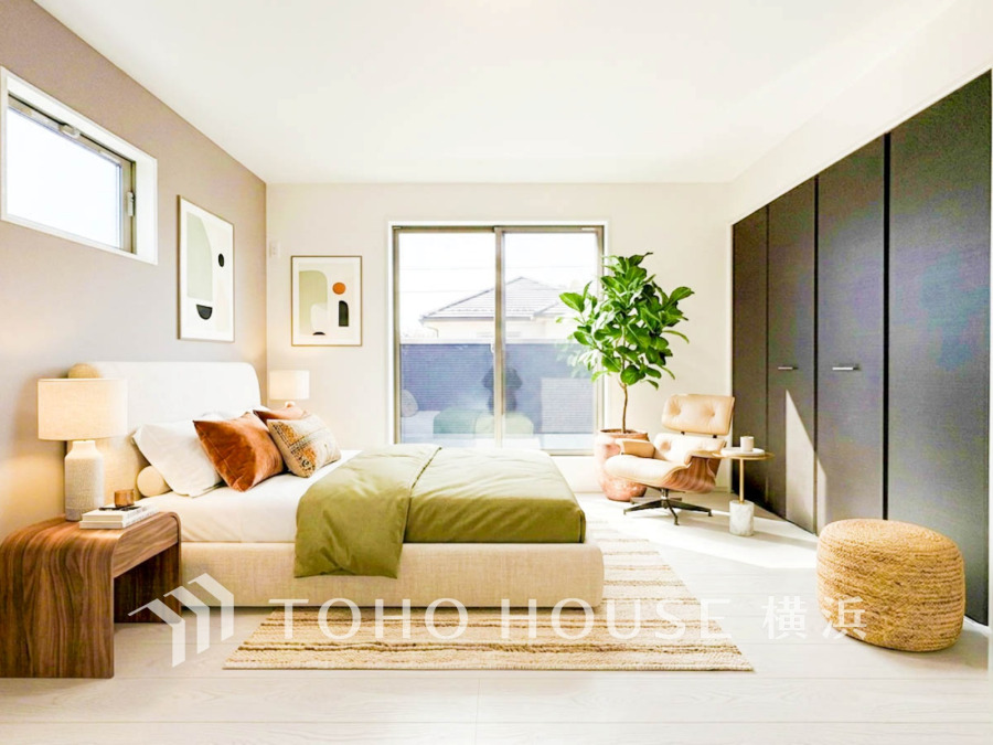 採光もアクセントの一つとして。プライベートルームにはやさしい光が射し込んでいて、この明るい好みの空間で読書をしたり、音楽を聞いたりと一人の時間も充実したものにできます。（家具はAI加工です）