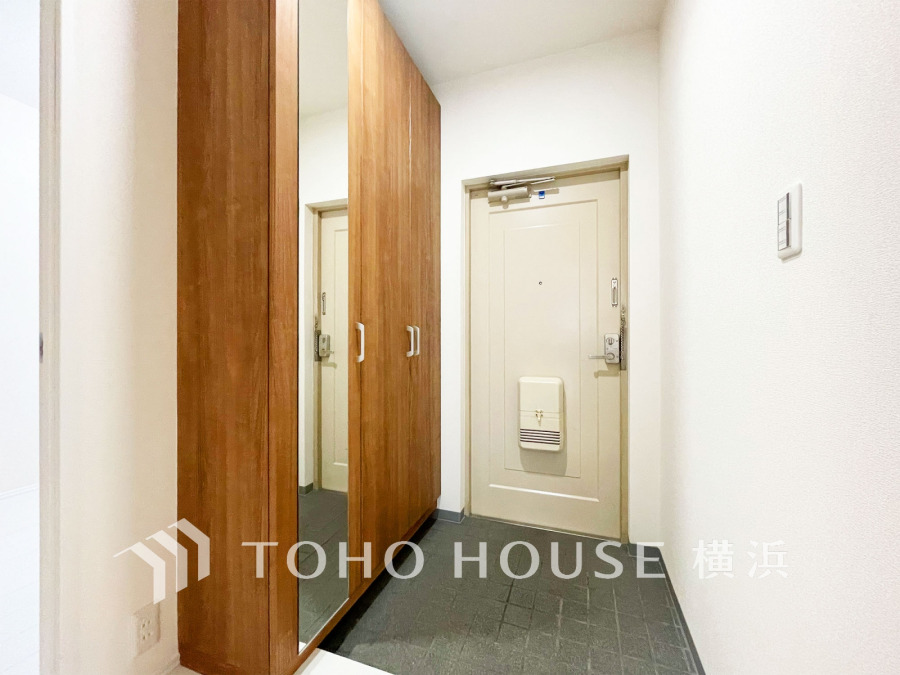 玄関には大型のミラーのついたシューズボックスを設置。
