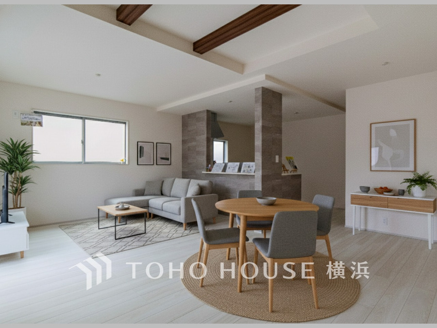 広々としたリビングダイニングは、シックでモダンな内装。落ち着いた雰囲気に包まれて、伸びやかな空間の中で、ゆったりと家族団らんのひとときを過ごせます。(装飾品はAI家具です)