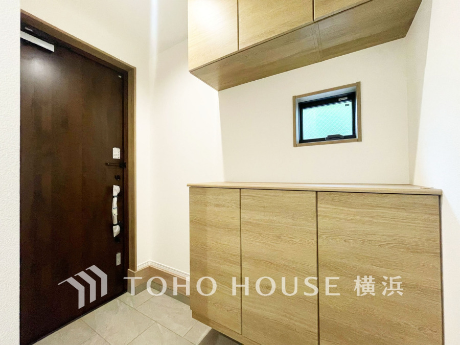 上質感漂う玄関と廊下。居住者の帰り、訪れる方を優しく迎える・安らぎに満ちた生活空間を予感させる。健やかな暮らしを楽しめることでしょう。