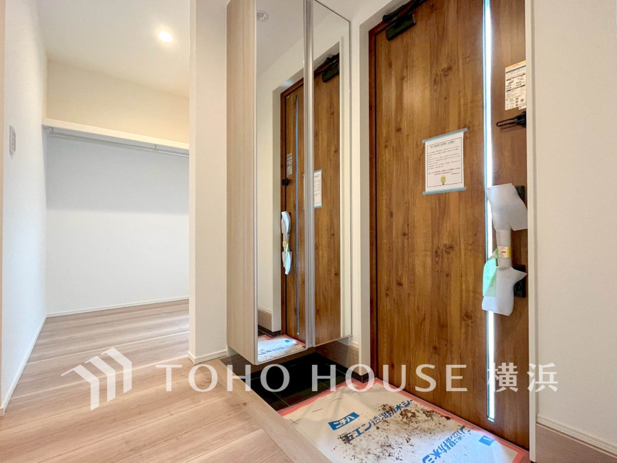 上質感漂う明るい玄関。居住者の帰り、訪れる方を優しく迎える・安らぎに満ちた生活空間を予感させる。健やかな暮らしを楽しめそう。