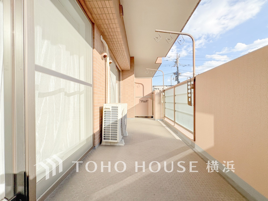 南向きで広々としたバルコニーは陽当たり良好で洗濯物も快適に乾きます。