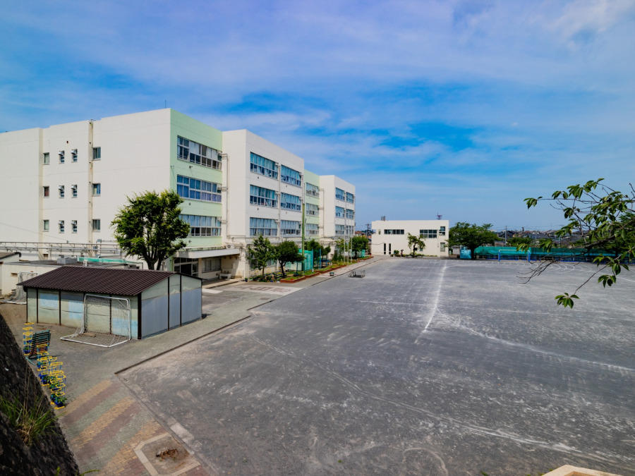 横浜市立上白根小学校　約450ｍ
