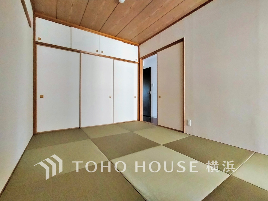 十分な収納力のある押入れを設置した6帖の和室。横になって寛げる温かみのある空間です。
