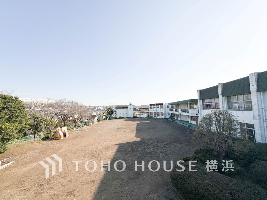 手を伸ばせば、ふれることが出来そうな環境が、そのままインテリアになったような印象です。その豊かな眺望にふさわしい空間には、通風・採光にも優れ、心地よい光と風があふれています。