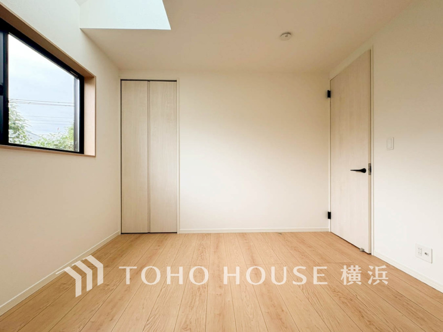 トップライトを設けた明るくのびやかな空間。広がって零れ落ちる光のシャワーはお部屋をゆたかに彩り、自分らしい快適な時間と空間をやわらかに演出してくれます。