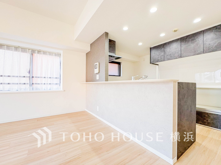 機能性とデザイン性を兼ね備えたシステムキッチン。リビングとの一体感も考慮され、美しい空間が実現。
