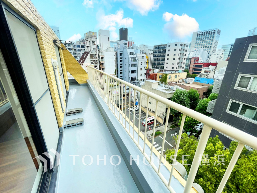 お部屋全体をＬ字型に囲む広いバルコニー。全ての居室に明るい光と爽やかな風を取り込みます。
