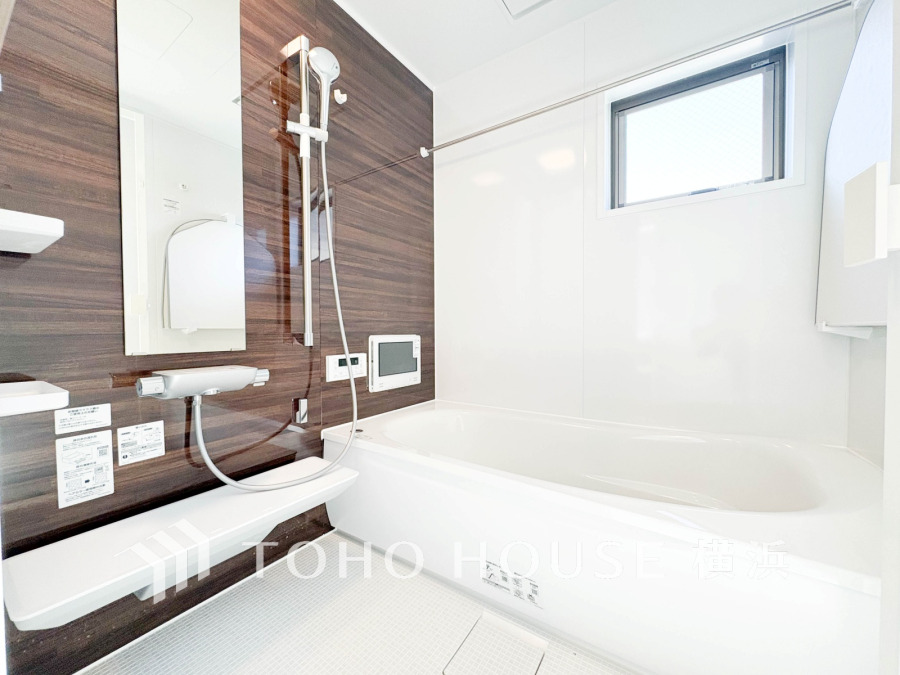 1日の疲れを癒すバスルームは、心地よいリラックスを叶える清潔感溢れる美しい空間です。心からゆったりと寛いでいただけるよう、ゆとりのスペースを確保しています。